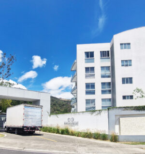 Colores que armonizan con la naturaleza: paneles decorativos WPC en los pasillos de las Torres Bosques de Escazú